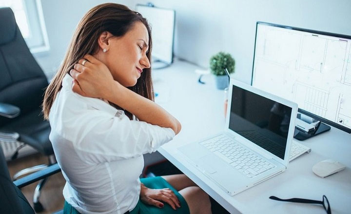 7 động tác đơn giản tự làm để phòng bệnh về cổ do cúi xuống dùng smartphone