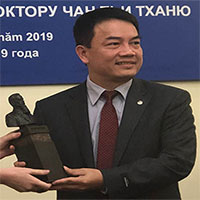 Tặng bức tượng Viện sĩ Igor Kourchatov cho Tiến sĩ Trần Chí Thành