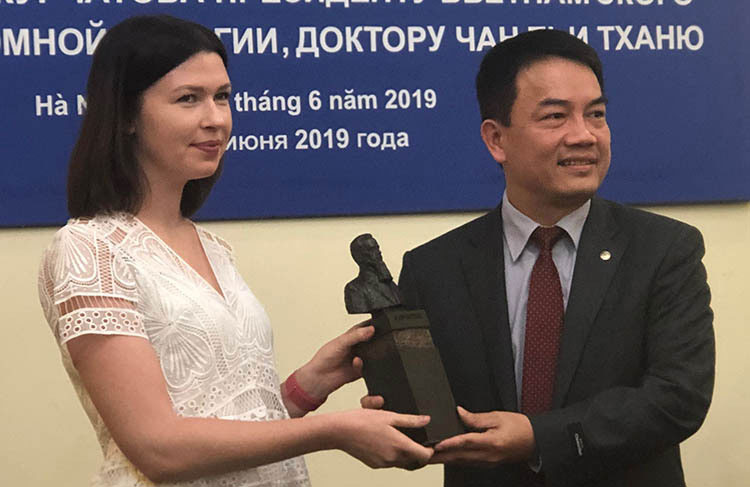 Tặng bức tượng Viện sĩ Igor Kourchatov cho Tiến sĩ Trần Chí Thành