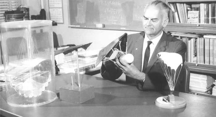 Nhà phát minh dù lượn vũ trụ của NASA