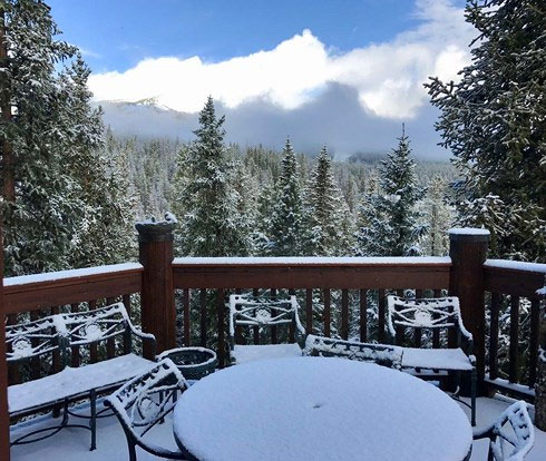 Tuyết rơi dày khoảng 50cm...