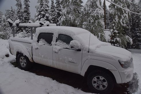 Tuyết phủ khá dày trên chiếc xe ô tô để ngoài trời.