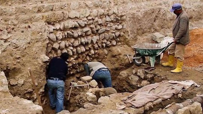 Xây khách sạn, đào phải 13 nền văn minh cổ đại