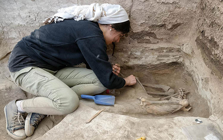 Nhà nghiên cứu Nada Elias khai quật một bộ xương người trưởng thành tại Çatalhöyük.