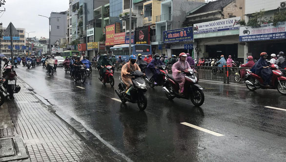 Bão ở miền Bắc, sao TP.HCM mưa như có bão?