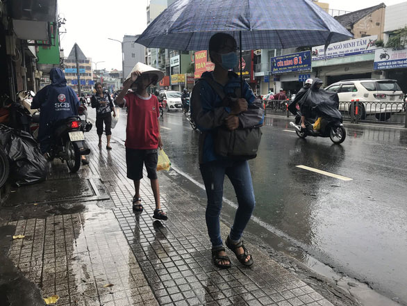 Bão ở miền Bắc, sao TP.HCM mưa như có bão?
