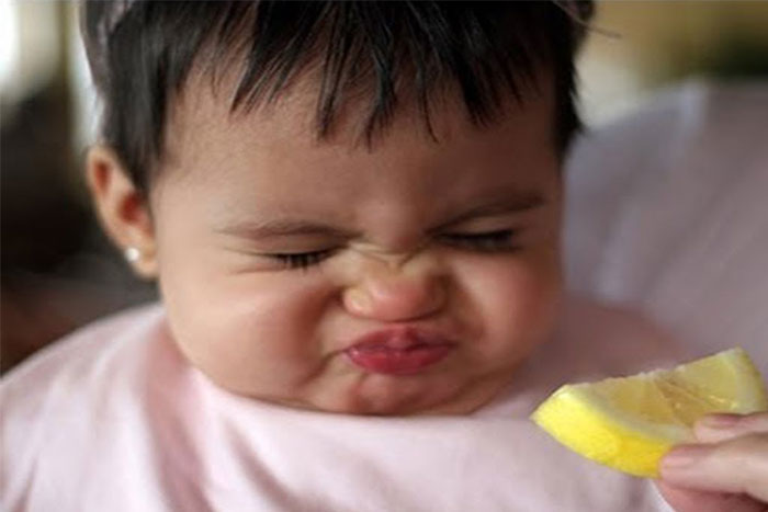 Tại sao mọi người lại nhăn mặt khi nếm đồ chua?