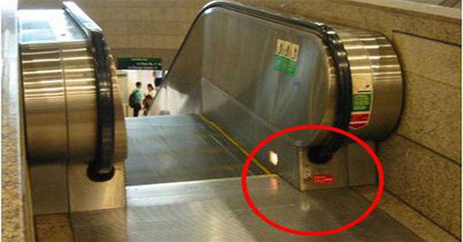 Nút "dừng khẩn cấp" của thang cuốn nằm ở đâu?