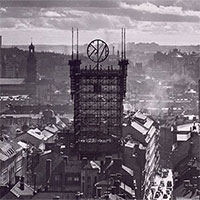 Tòa tháp cổ giữa lòng thành phố treo hơn 5.500 dây điện thoại