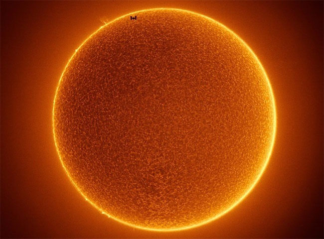 Khoảnh khắc trạm ISS bay qua trên nền Mặt Trời