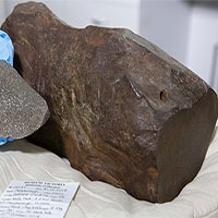 Úc: 4 năm cày cục phá khối đá không xong, đem cho mới biết là vật cực quý 4,6 tỷ năm tuổi