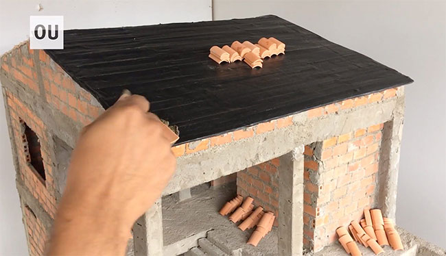 Mái gỗ đã đổ keo phủ nilong hoặc giấy dầu để chống thấm