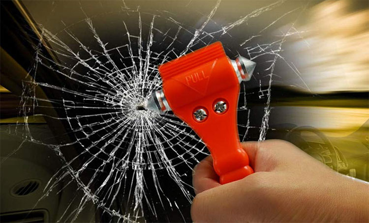 Đập vỡ kính xe ô tô trong tình huống khẩn cấp khó khăn hơn bạn nghĩ