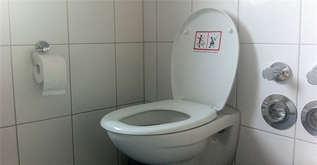 Nam giới nên đi tiểu ngồi thay vì đứng?