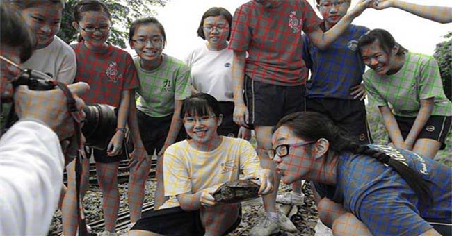 Bức ảnh trắng đen gây "lú màu" khiến dân mạng tranh cãi