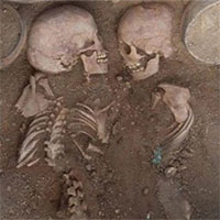 Cặp đôi 4.000 năm nằm với tư thế gần gũi trong mộ cổ đầy vàng