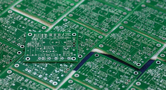 Tại sao hầu hết bảng mạch in lại có màu xanh lá cây trong khi của Apple lại màu đen?