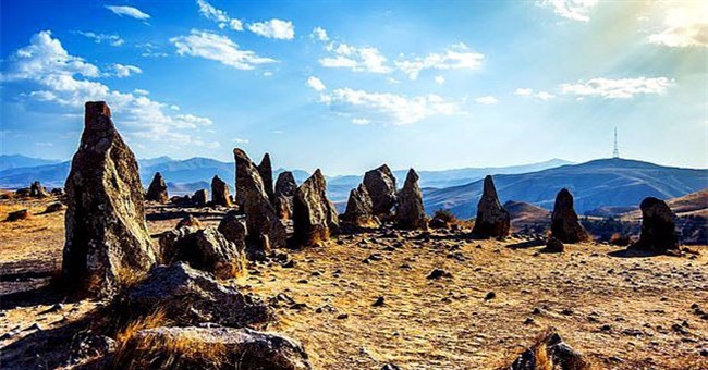 "Thạch trận" kỳ bí 7.500 năm: Chiêm tinh đài hay lăng mộ?