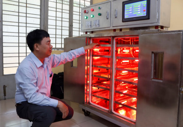 Sinh viên chế tạo hệ thống sấy hồng ngoại thông minh