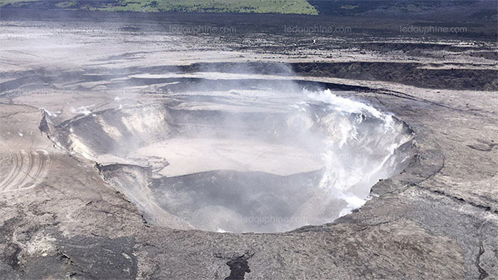 Hồ nước xanh ở đáy miệng núi lửa hoạt động mạnh nhất Hawaii