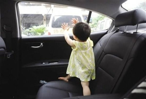 Để trẻ một mình trong xe hơi dưới trời nóng nguy hiểm thế nào?