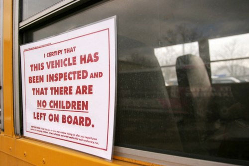 Đây là cách các nước trên thế giới phát hiện học sinh ngủ quên trên xe bus
