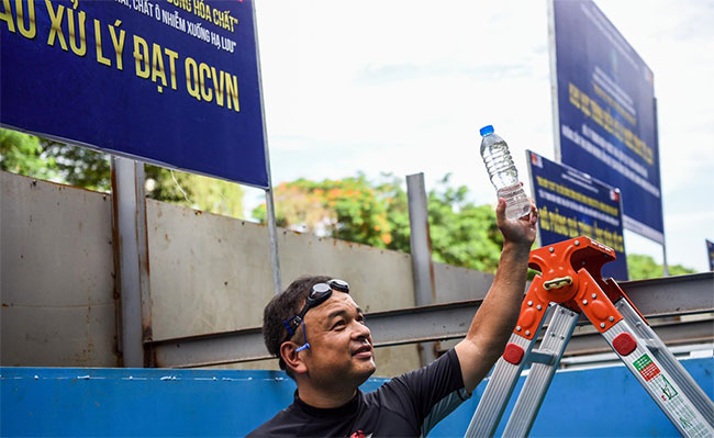 Người Hà Nội ngỡ ngàng khi chuyên gia Nhật Bản tắm trên sông Tô Lịch