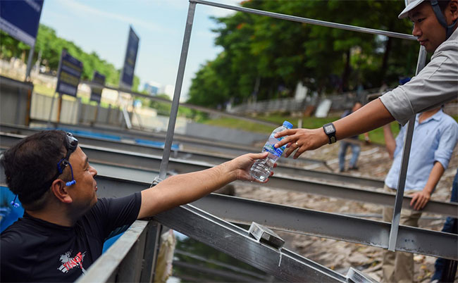 Người Hà Nội ngỡ ngàng khi chuyên gia Nhật Bản tắm trên sông Tô Lịch