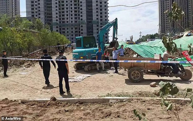 Đào bới sân trường, vô tình 