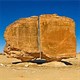 Vết cắt bí ẩn chia đôi khối đá hơn 10.000 tuổi ở Arab Saudi