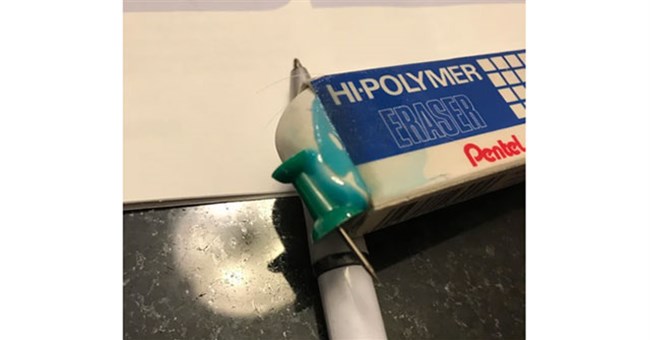 Vì sao cục tẩy lại "ăn thịt" đồ nhựa khi để chung?