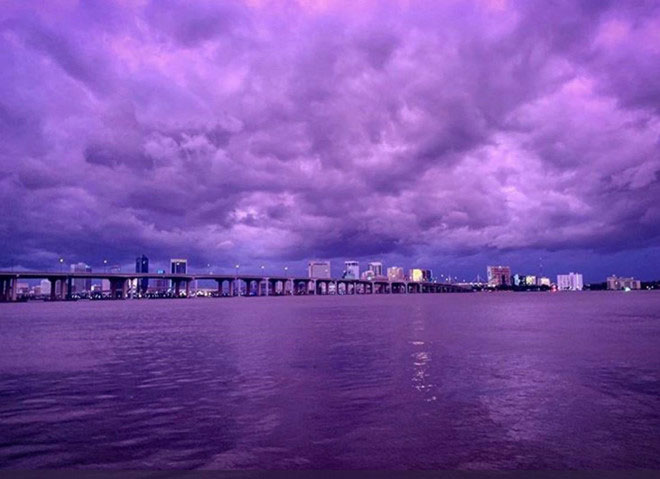 Siêu bão Dorian đã đổ bộ vào Florida và trời chuyển sang màu tím ảm đạm. Tuy nhiên, bức ảnh bầu trời màu tím này đã tạo nên một tác phẩm nghệ thuật đáng ngưỡng mộ. Hãy truy cập vào đây để xem thêm nhiều ảnh chụp ban đêm đầy ấn tượng khác về siêu bão Dorian.