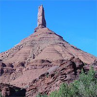 Tại Mỹ, có một cột đá cao 120 mét "đung đưa" khi gặp động đất và gió lớn