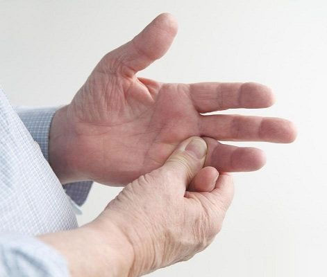 Tại sao lại bị đau khớp ngón tay?