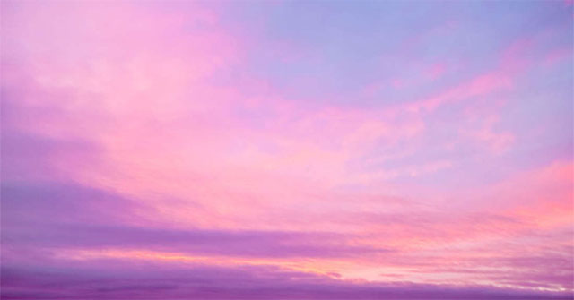 Hoàng hôn màu tím là khoảnh khắc tuyệt vời để tận hưởng sự tĩnh lặng và sự huyền bí của bầu trời. Hình ảnh tuyệt đẹp này sẽ khiến bạn trầm trồ và chắc chắn muốn xem thêm.