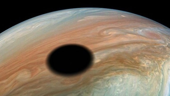 Tàu NASA chụp ảnh nhật thực trên sao Mộc