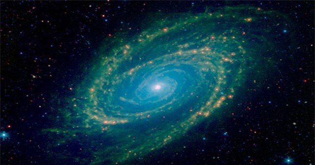 Ảnh hồng ngoại thiên hà Messier 81 khoe sắc cực đẹp