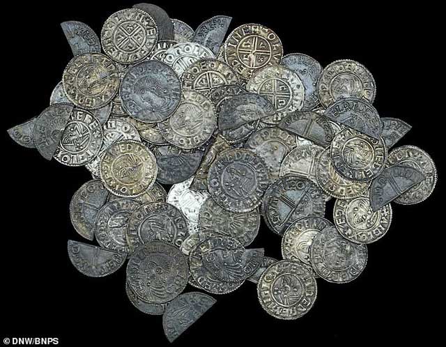 Phát hiện kho tiền nghìn năm tuổi trị giá 50.000 bảng Anh