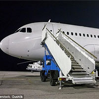 Vì sao hành khách luôn phải lên hoặc xuống máy bay bằng cửa bên trái?