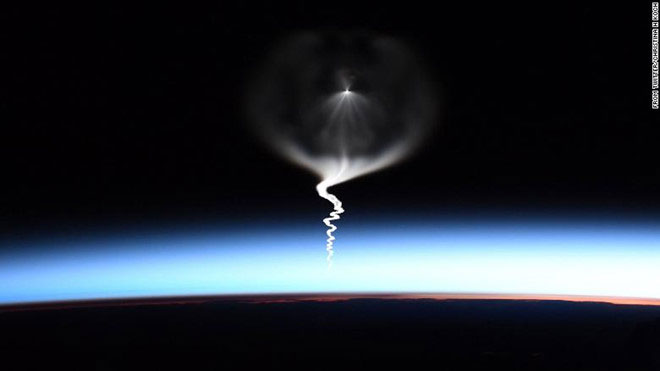 Phi hành gia NASA ngồi từ ISS chụp cảnh bạn thân đang bay vào vũ trụ