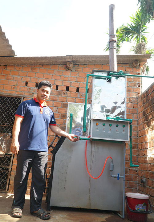 Anh kỹ sư trẻ chế máy đốt rác kết hợp đun nước sôi giá rẻ