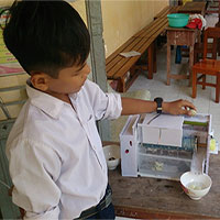 Cậu bé tiểu học người Khmer chế máy lột vỏ trứng cút tự động siêu độc