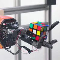 Bàn tay robot giải quyết khối Rubik chỉ trong khoảng 4 phút