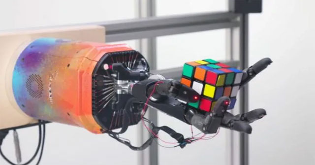 Bàn tay robot giải quyết khối Rubik chỉ trong khoảng 4 phút
