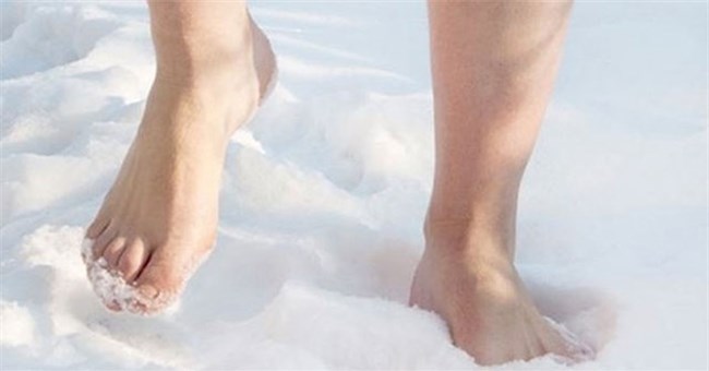 Tại sao con người tự cởi quần áo khi sắp chết cóng?