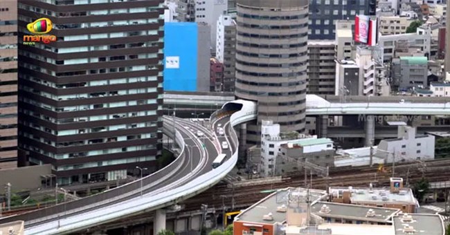 Độc lạ: Tuyến đường sắt, đường cao tốc chạy "xuyên thủng" qua tòa nhà