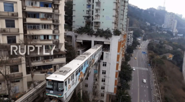 Độc lạ: Tuyến đường sắt, đường cao tốc chạy 