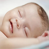 Khi nào em bé có thể ngủ nằm sấp?