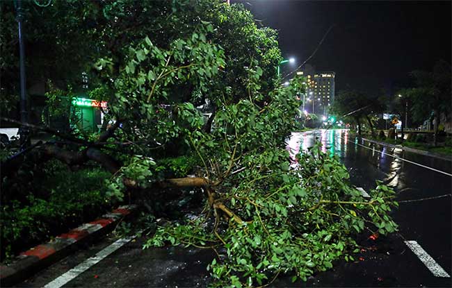 Bão Nakri gây mưa lớn, nhiều nơi mất điện
