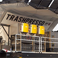 Trashpresso - Cỗ máy tái chế nhựa di động vận hành bằng năng lượng Mặt Trời